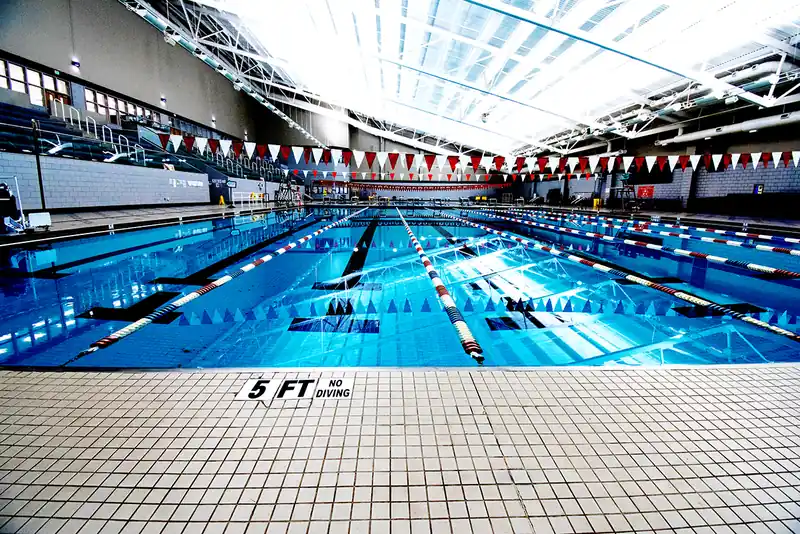 The shallow end of the pool with the 5 FT depth marking on the tiled deck